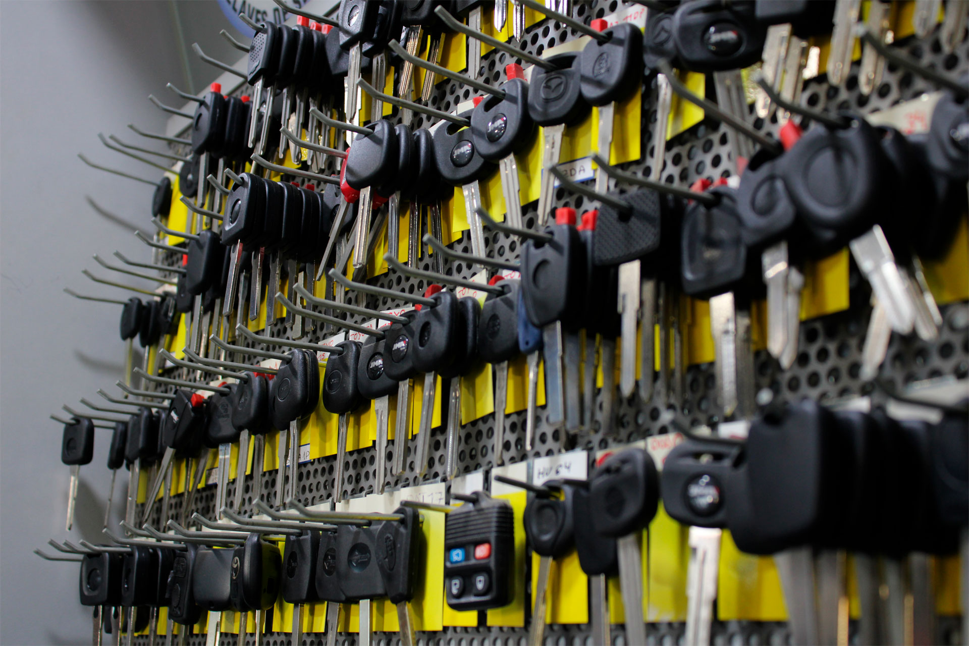 Copia de llaves de coche con y sin mando